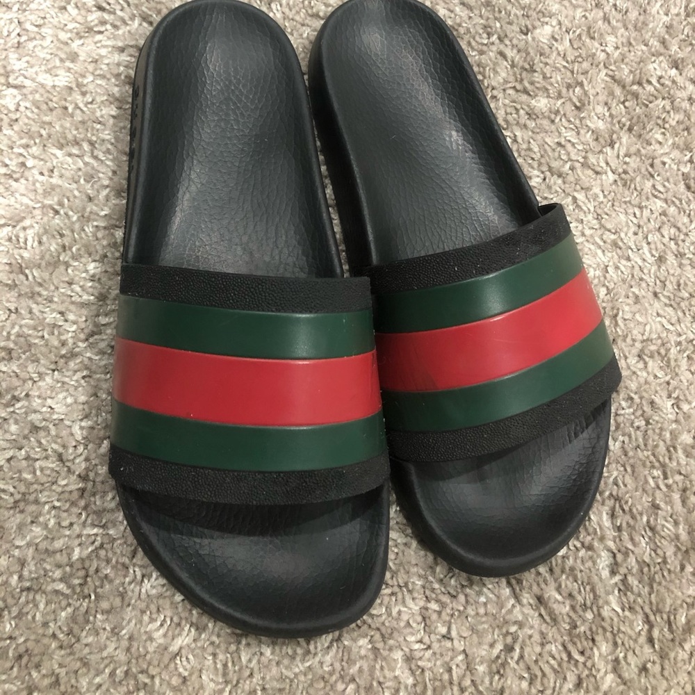 AUTHENTIC GUCCI SLIDES !
